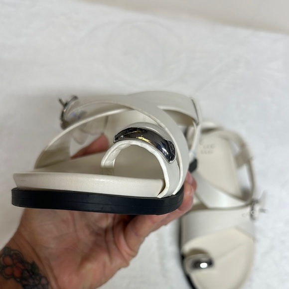 A New Day Cream Sandals with Elegant Design - Picture 4 of 11